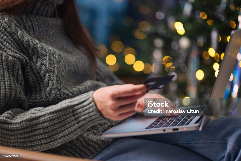 Woman paying with credit card. 